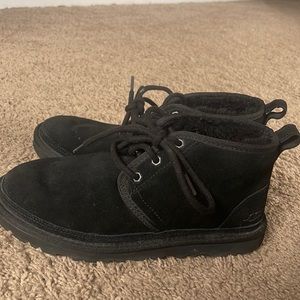 Women’s short black Uggs